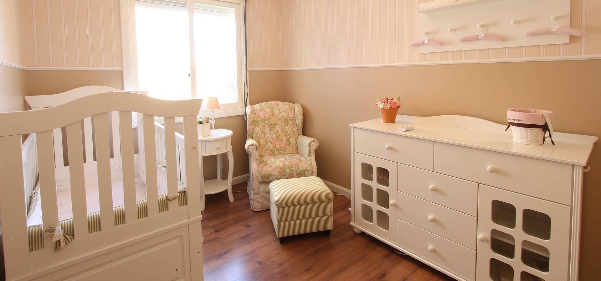 Une chambre pour bébé doit être une pièce accueillante, reposante et confortable, mais surtout, elle doit être sécuritaire.