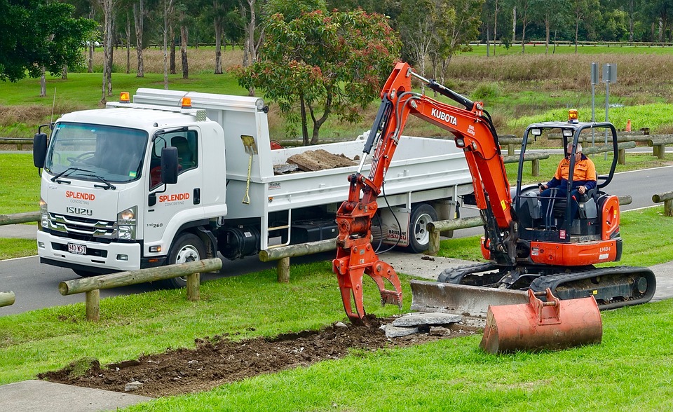 Excavation : un camion et un engin en train d'effectuer des travaux