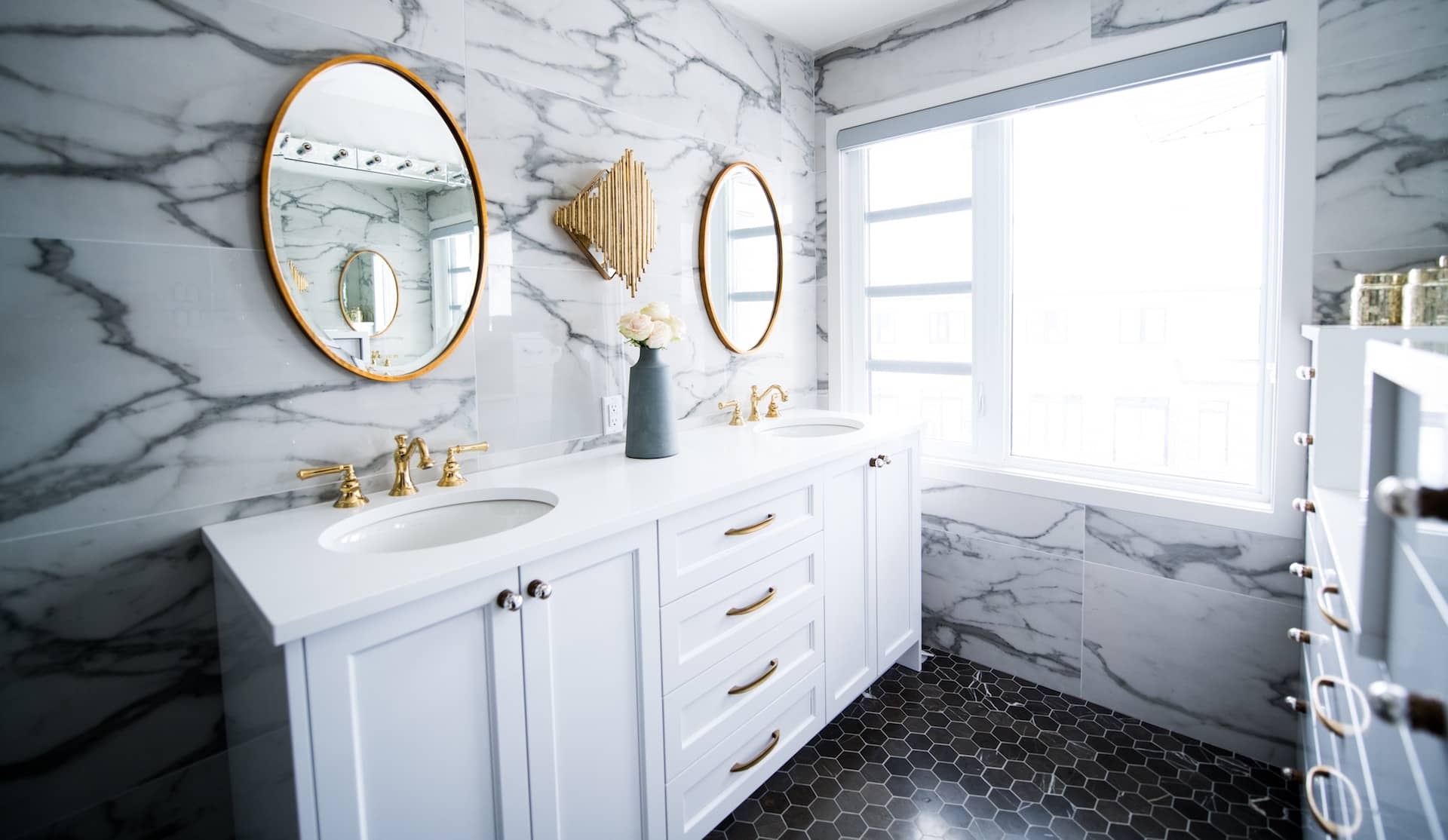 Une belle armoire de salle de bain apportera la touche finale à la décoration de votre pièce.