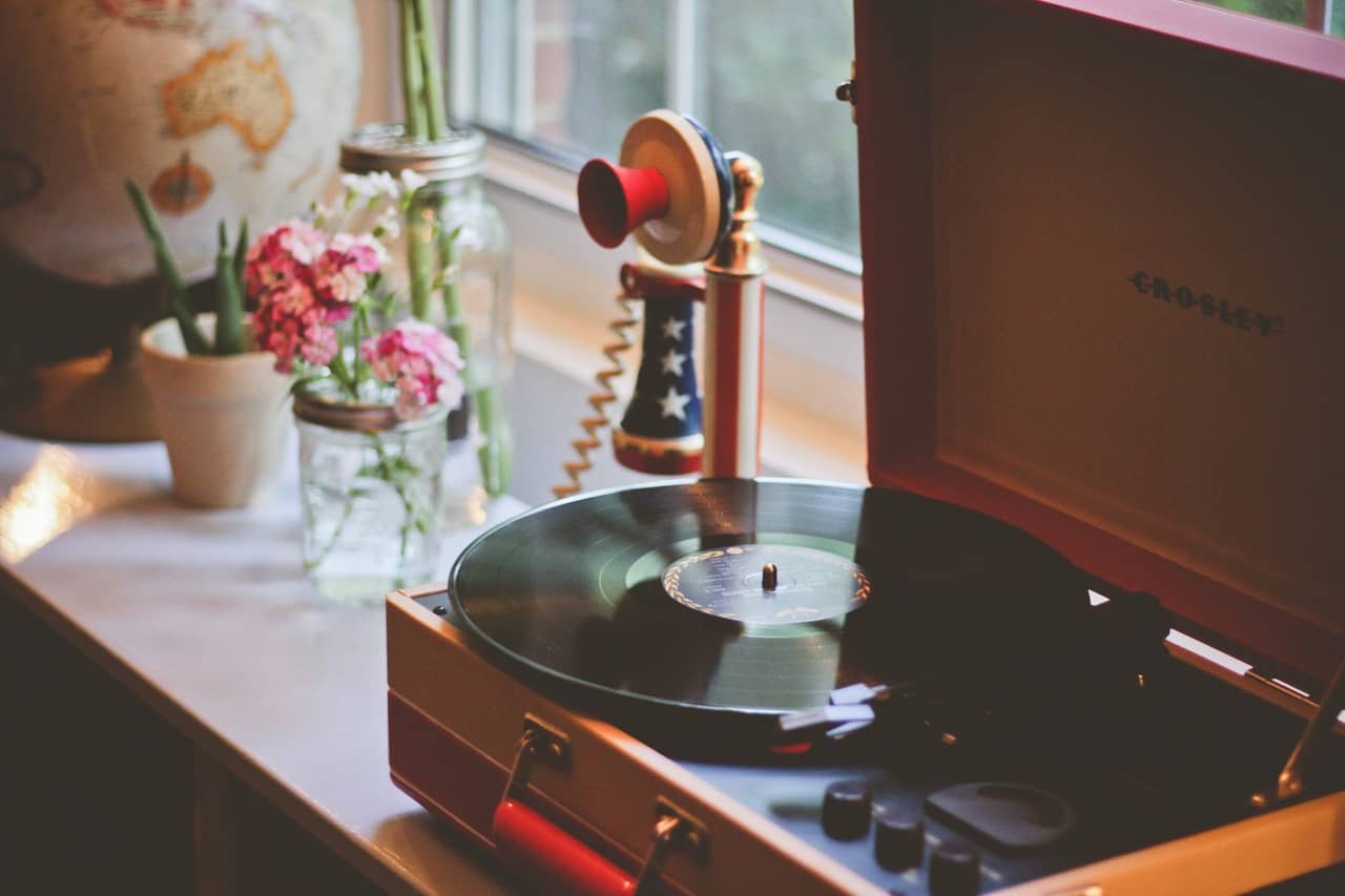 Apportez une touche vintage à votre intérieur à l’aide d’accessoires et pièces de mobilier bien choisis.