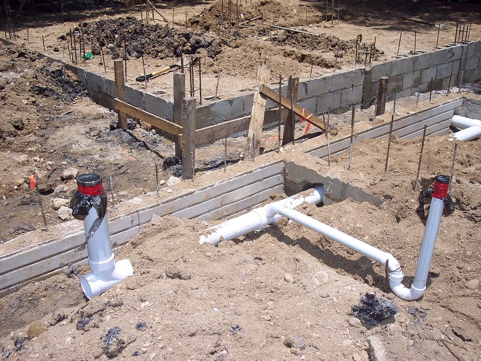 Installation d'un drain français dans les fondations d'une construction