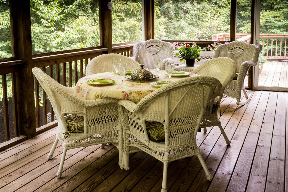 Pour ajouter une touche exotique au salon de jardin, les meubles en osier ou en rotin sont un bon choix, mais ils doivent être protégés des intempéries et du soleil.