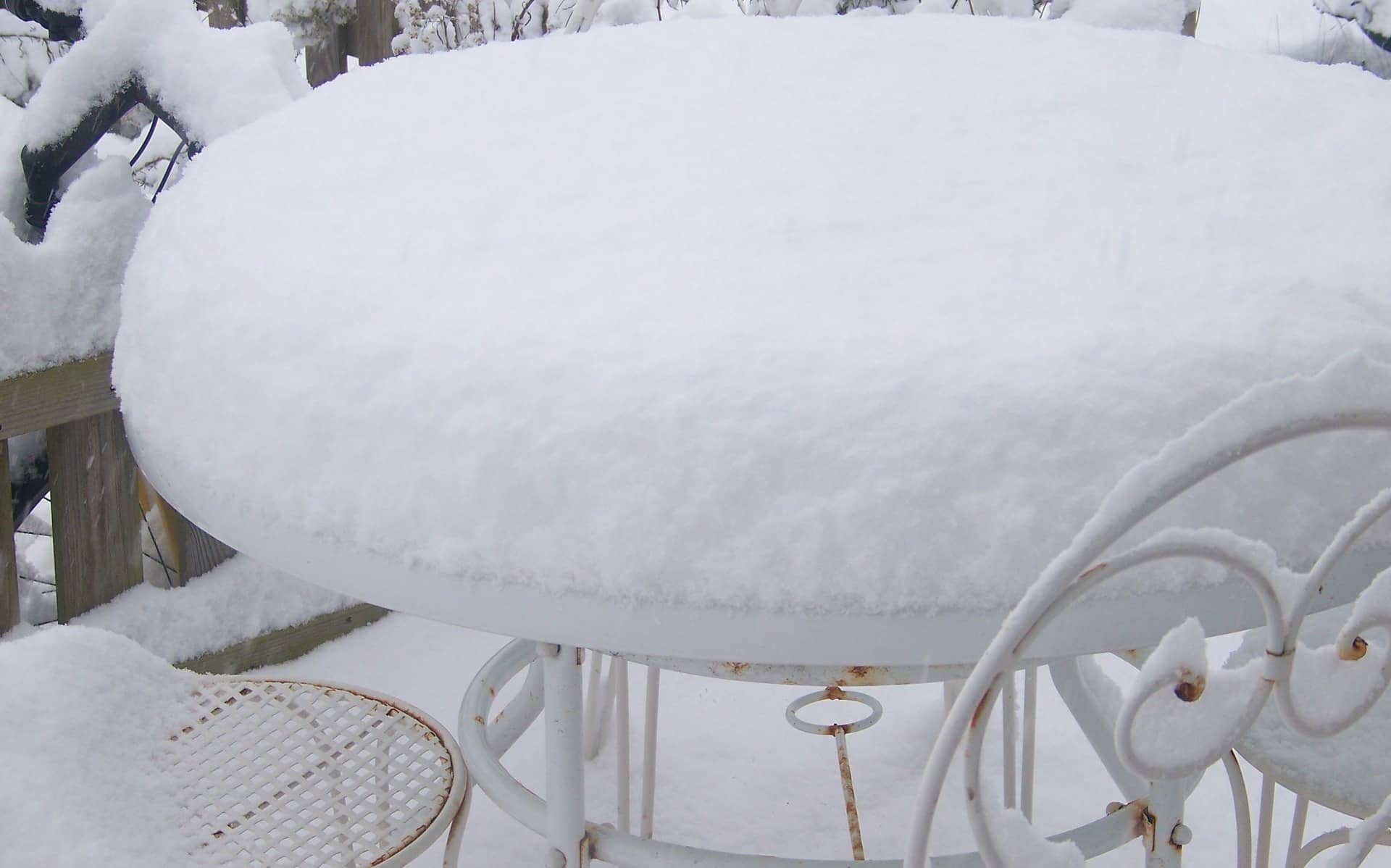 Le fer forgé n'est pas conçu pour être utilisé comme mobilier de terrasse pendant l'hiver. Dans ce cas, le béton est plus approprié.