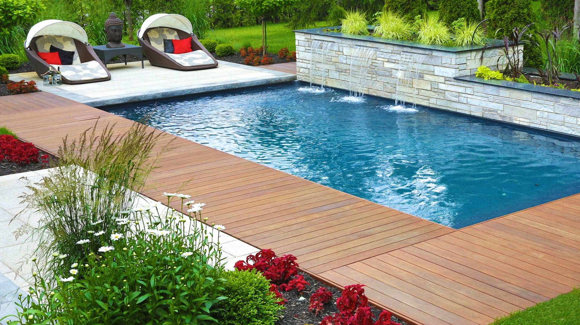 Obtenez une piscine qui met en valeur votre terrain avec Paysagiste Andryves